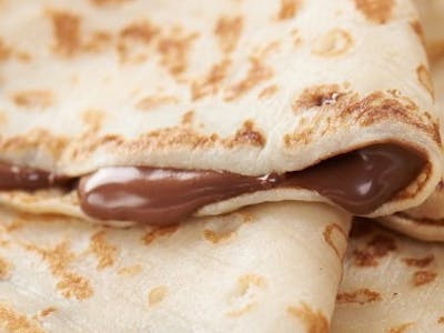 Clatite cu ciocolata 2 buc  ( 100 gr) - (faina, ou, lapte, sare, crema ciocolata , ulei )