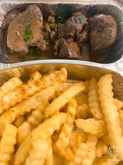 Ficatei de pui la tigaie cu vin si usturoi, cartofi prajiti si salata de varza 100/200/150 	