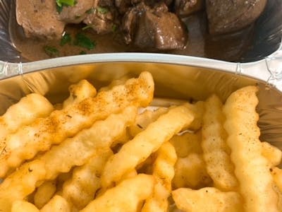 Ficatei de pui la tigaie cu vin si usturoi, cartofi prajiti si salata de varza 100/200/150