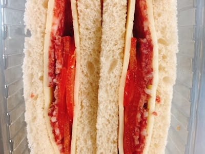 Sandwich cu salam uscat tip sibiu, cascaval si rosii 100 gr- (  paine toast, salam uscat , cascaval, rosii )