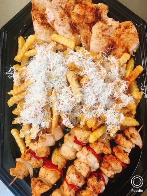 Platou cald varianta 2 - (  4 buc piept de pui grill + 4 frigarui de pui asortate + cartofi prajiti cu branza rasa + muraturi asortate )  1800 gr 