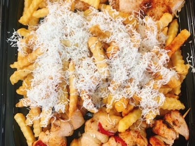 Platou cald varianta 2 - (  4 buc piept de pui grill + 4 frigarui de pui asortate + cartofi prajiti cu branza rasa + muraturi asortate )  1800 gr