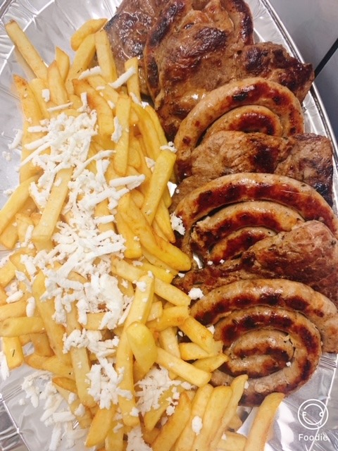 Platou cald varianta 1 - ( 4 buc ceafa de porc la gratar + 4 portii carnaciori proaspeti + cartofi prajiti  cu branza rasa + muraturi asortate ) - 1800 gr   