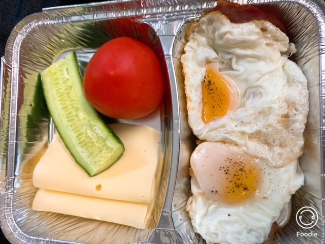 Mic dejun varianta 2 -   (2 oua ochiuri, bacon prajit 50 gr, cascaval 30 gr, ,rosie 50 gr, castravete 30 gr, paine 30 gr)  