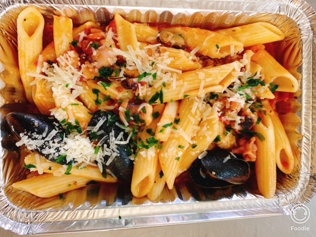 Paste cu Fructe de mare  450 gr -  (paste, mix fructe de mare, sos rosii, usturoi, ulei, parmesan,  sare, piper, )  