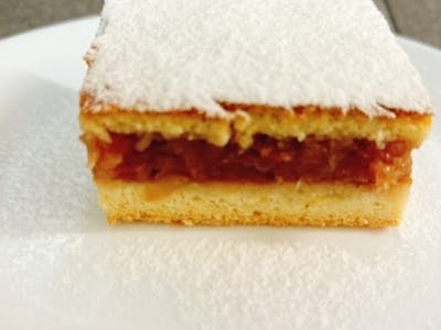 Placinta cu mere 100 gr 	- ( faina, mere, zahar, ulei, scortisoara, praf de copt )