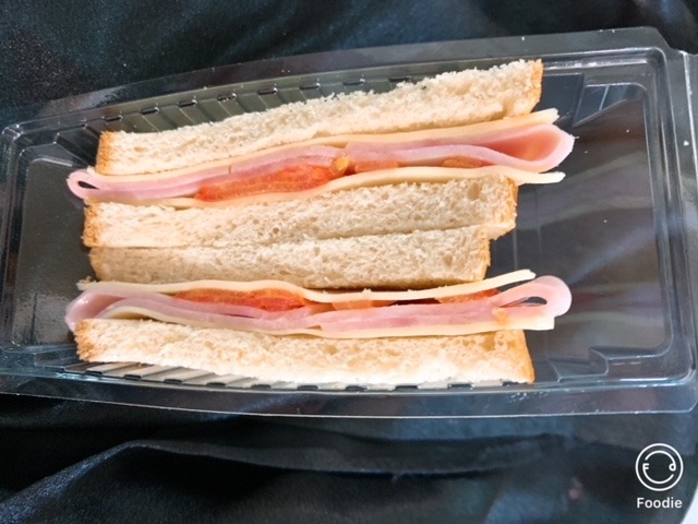 Sandwich cu sunca praga, cascaval si rosii 100 gr-  (  paine toast, sunca praga, cascaval, rosii ) 