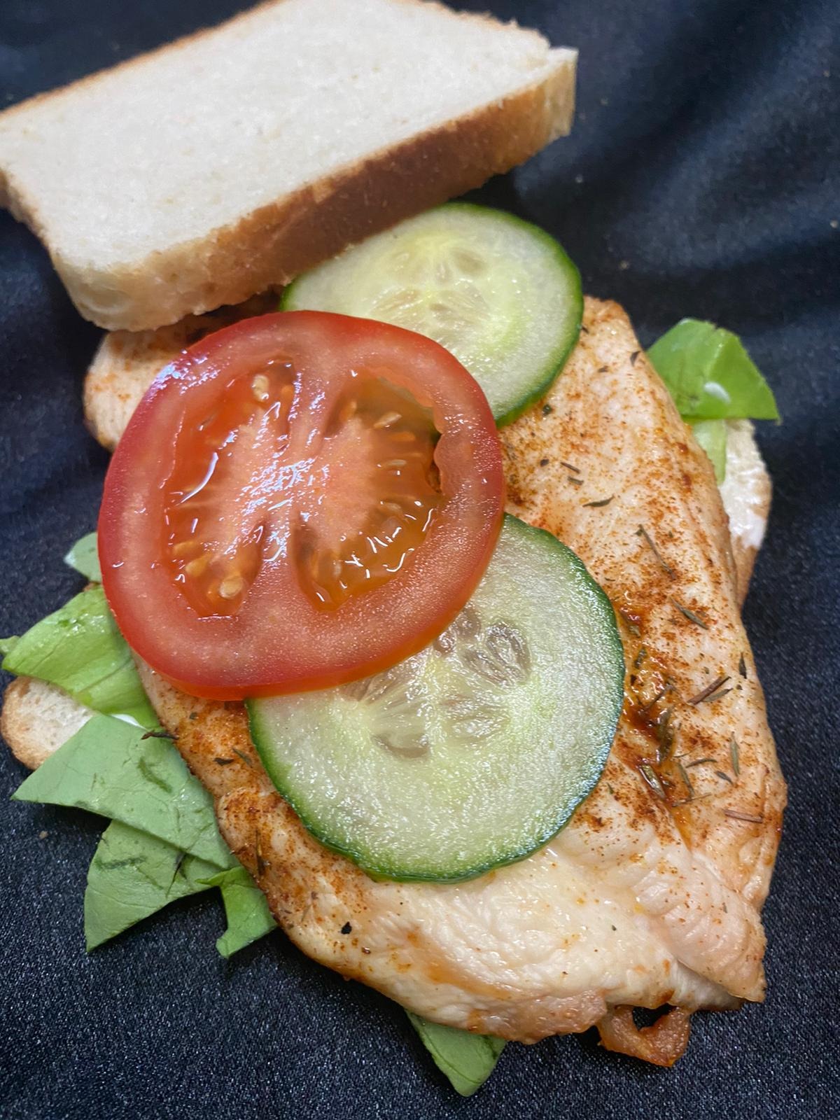 Sandwich cu grill de pui – 130 gr ( paine toast,piept de pui ,  maioneza, salata verde, rosii, castraveti ) 