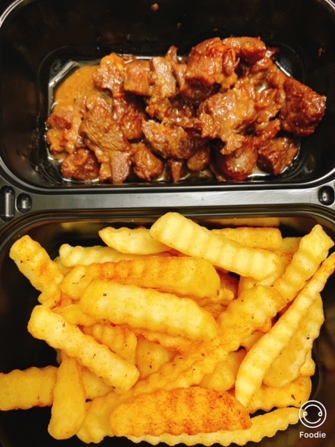 Pastrama de oaie  la ceaun in vin alb cu mamaliguta cartofi prajiti si  castraveciori murati  100/200/200/100 gr