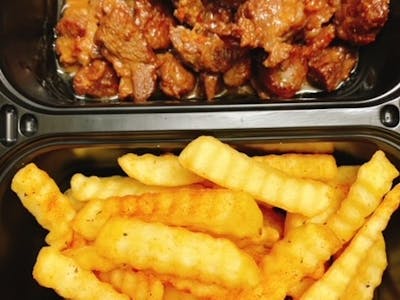 Pastrama de oaie  la ceaun in vin alb cu mamaliguta cartofi prajiti si  castraveciori murati  100/200/200/100 gr