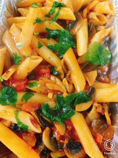 Meniu 5 :  Paste cu sos de rosii si ciuperci 250 gr, salata de varza  150 gr , placinta cu mere 100 gr, chifla 50 gr