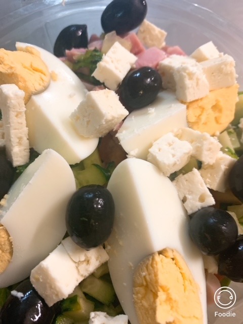 Salata bulgareasca 400 gr - ( salata verde, rosii, castraveti, sunca de praga, branza, masline, ou fiert )