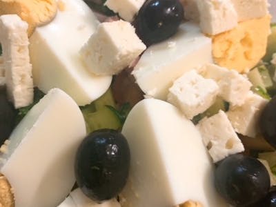 Salata bulgareasca 400 gr - ( salata verde, rosii, castraveti, sunca de praga, branza, masline, ou fiert )