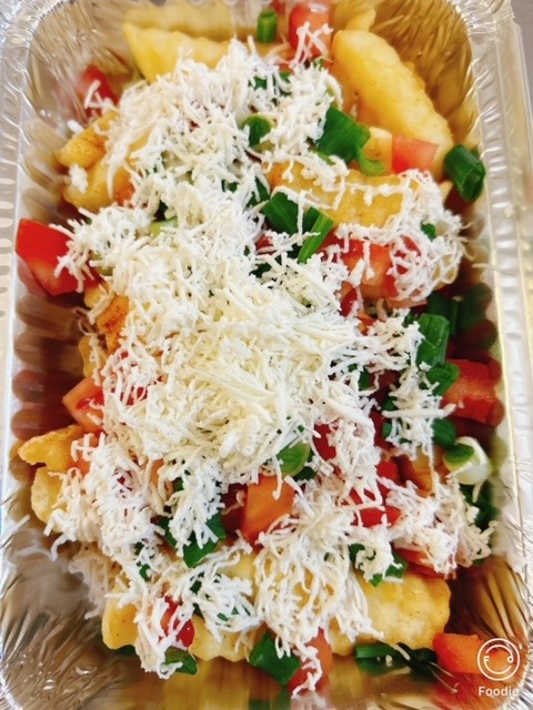 Cartofi prajiti cu rosii proaspete, ceapa verde si branza rasa  300 gr 