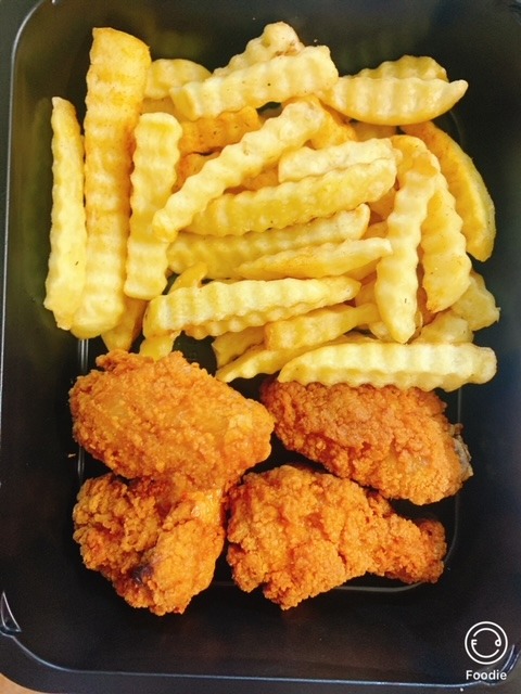 Aripioare de pui crispy cu cartofi prajiti si sos smantana cu usturoi	