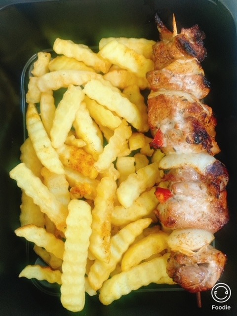 Frigaruie de pui  la gratar cu cartofi prajiti si salata de varza 100/200/150 	