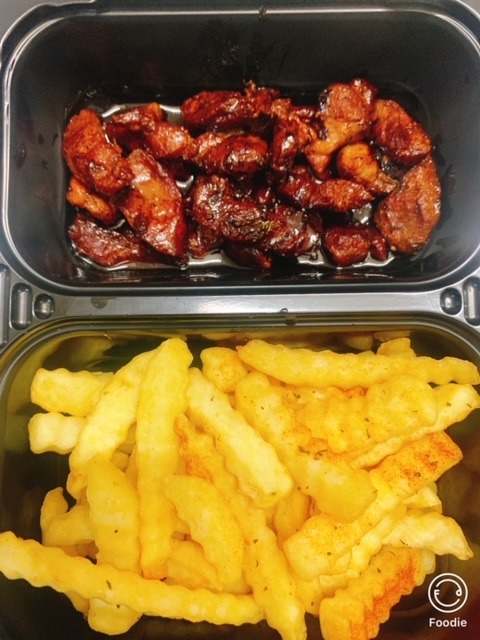 Pomana porcului cu cartofi prajiti , mamaliguta si mujdei 100/200/150/30 gr 