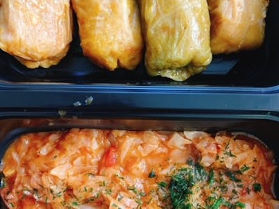 Meniu 3  :  Ciorba de legume 400 gr ,   sarmale de post cu varza calita 100/200 gr , chifla 50 gr