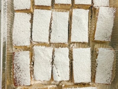 Placinta cu branza dulce si stafide 100 gr - (faina, ou, branza dulce, stafide, zahar, sare, ulei )