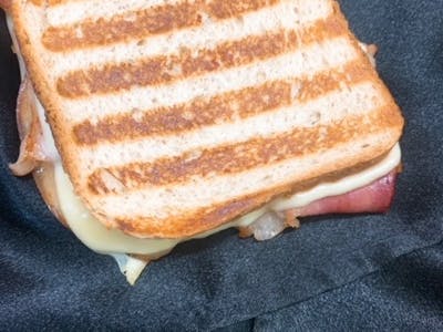 Sandwich toast cald cu bacon si cascaval  	100 gr
