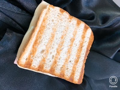 Sandwich toast cald cu sunca praga si cascaval  100 gr