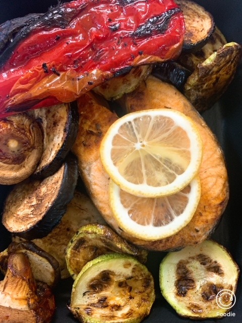 Somon  cu legume la gratar si sos de iaurt cu usturoi   100/200/50 