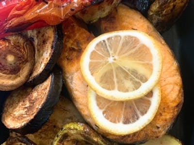 Somon  cu legume la gratar si sos de iaurt cu usturoi   100/200/50