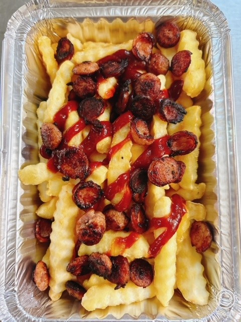 Cartofi prajiti cu carnaciori rondele si sos barbeque  300 gr 