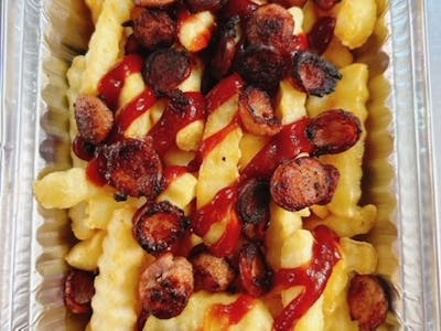 Cartofi prajiti cu carnaciori rondele si sos barbeque  300 gr