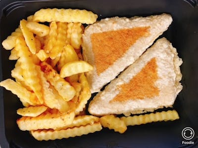 Cascaval pane cu cartofi prajiti si salata de rosii cu castraveti  100/200/150