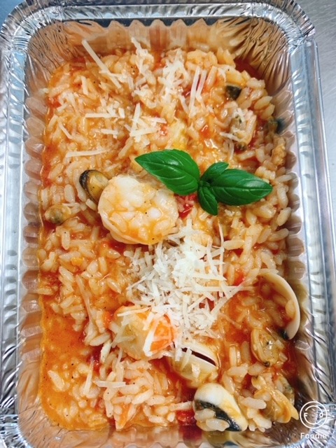 Risotto cu fructe de mare  300 gr -  (risotto, mix fructe de mare,  usturoi, vin, parmesan condiment  ) 