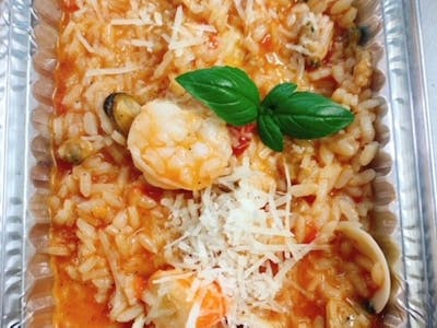 Risotto cu fructe de mare  300 gr -  (risotto, mix fructe de mare,  usturoi, vin, parmesan condiment  )