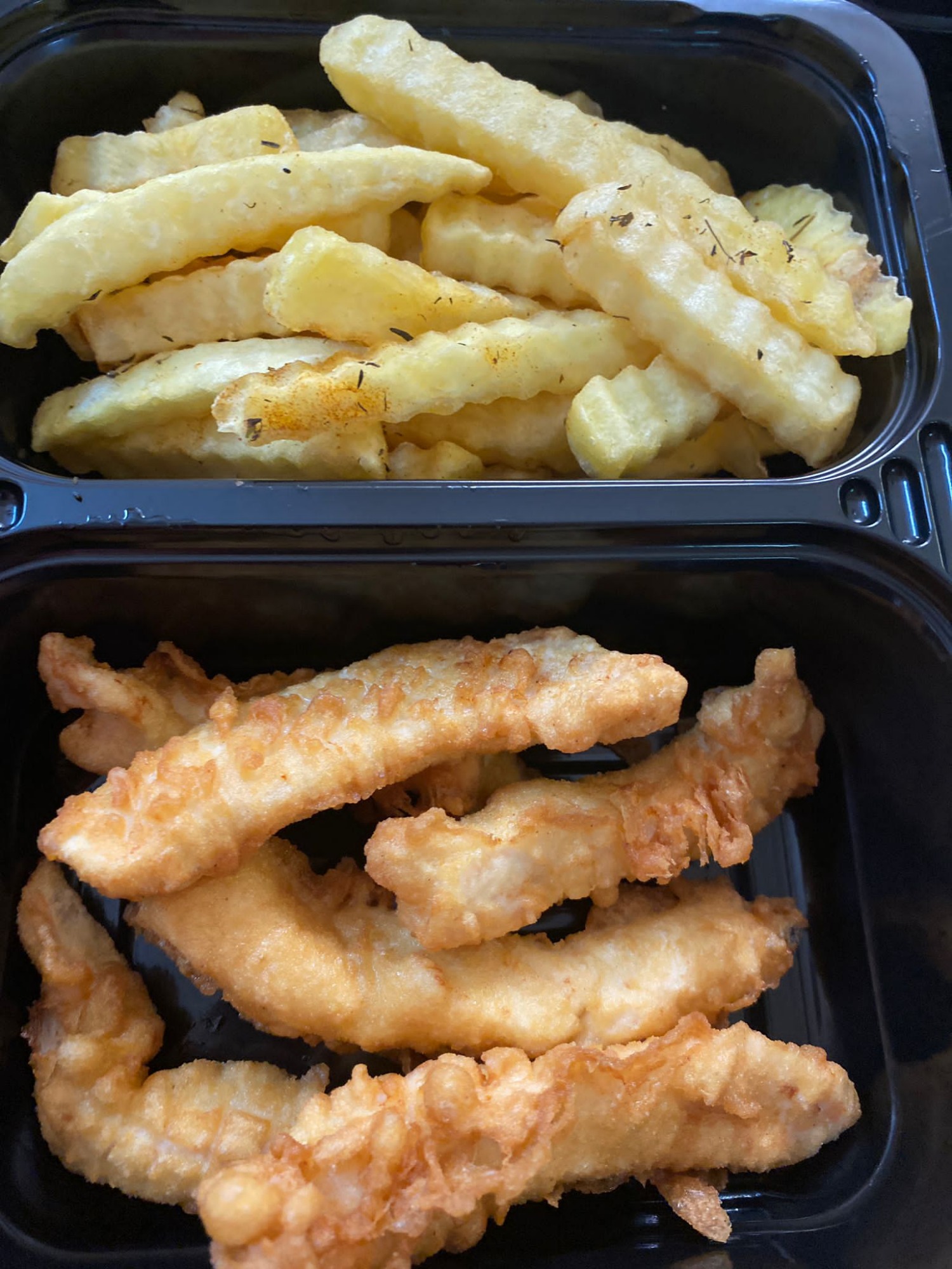 Gujoane de pui  cu cartofi prajiti si sos de usturoi 100/200/30 