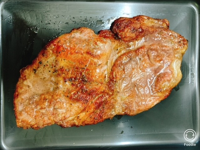 Ceafa de porc la gratar cu cartofi prajiti si salata de varza 100/200/150 					