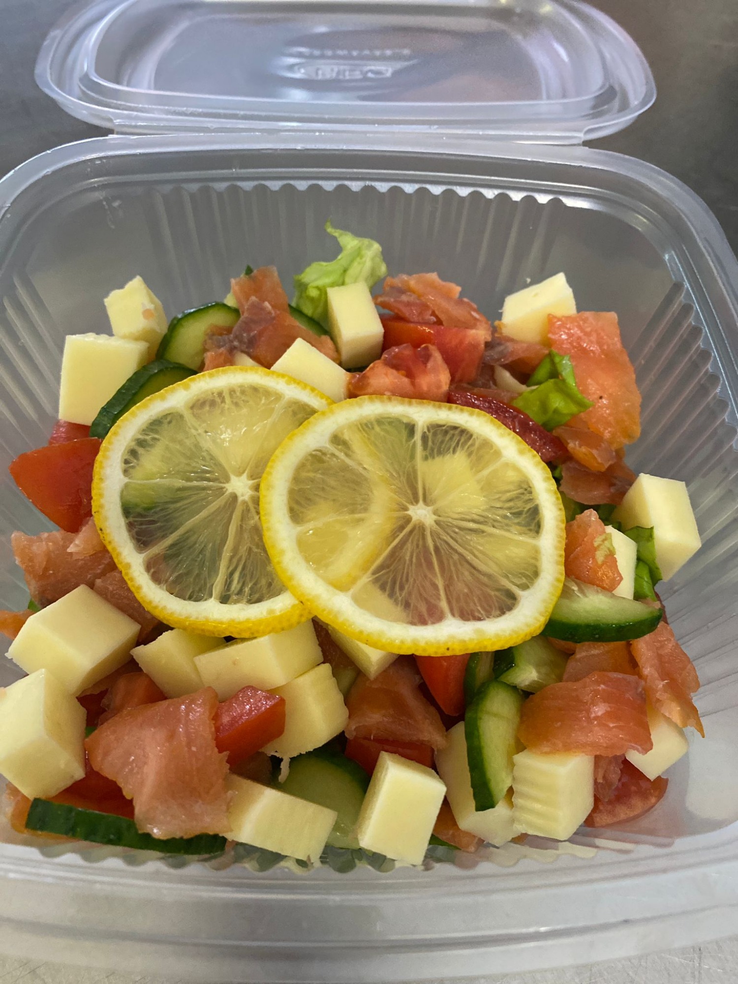 Salata cu somon  400 gr - ( salata verde, rosii, castraveti, somon fumeer, cascaval cub, lamaie )