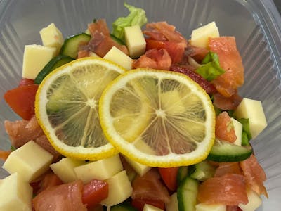 Salata cu somon  400 gr - ( salata verde, rosii, castraveti, somon fumeer, cascaval cub, lamaie )