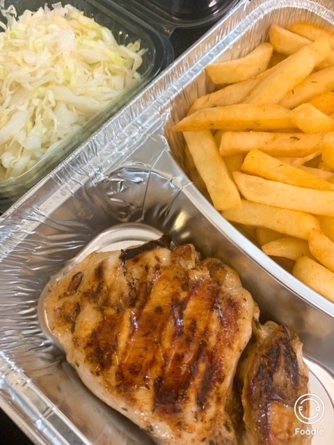 Pulpe de pui dezosate la gratar cu cartofi prajiti si salata de varza - 100/200/100 gr