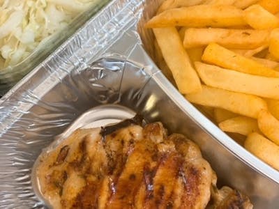 Pulpe de pui dezosate la gratar cu cartofi prajiti si salata de varza - 100/200/100 gr