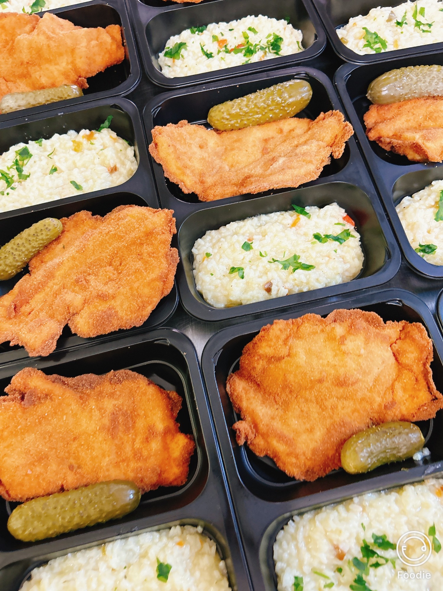 MANCARE GATITA  Snitel de pui parizian cu orez cu legume (5 portii) 		