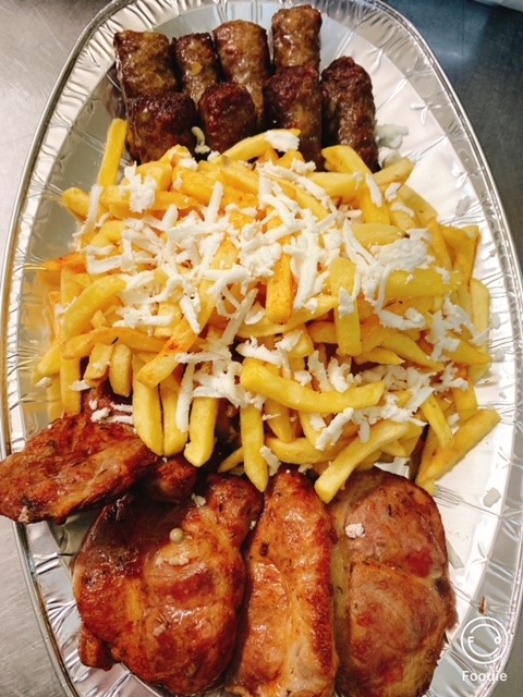 Platou cald varianta 3 - (4 buc ceafa de porc la gratar + 8 buc mici + cartofi prajiti cu branza rasa + muraturi asortate ) 1800 gr   										