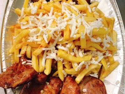 Platou cald varianta 3 - (4 buc ceafa de porc la gratar + 8 buc mici + cartofi prajiti cu branza rasa + muraturi asortate ) 1800 gr