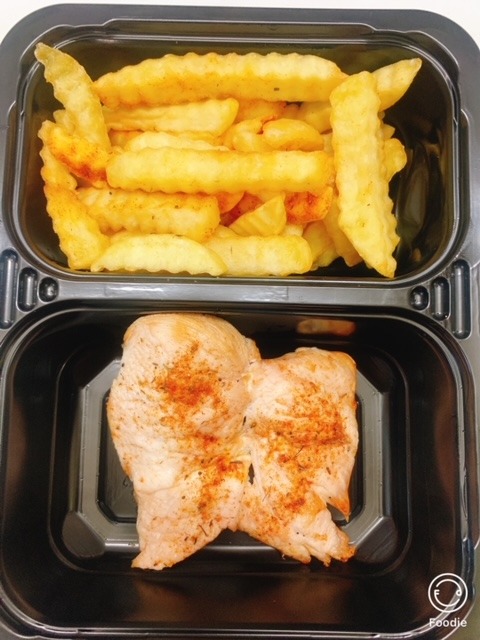 Piept de pui  la gratar cu cartofi prajiti si salata de varza 100/200/150 