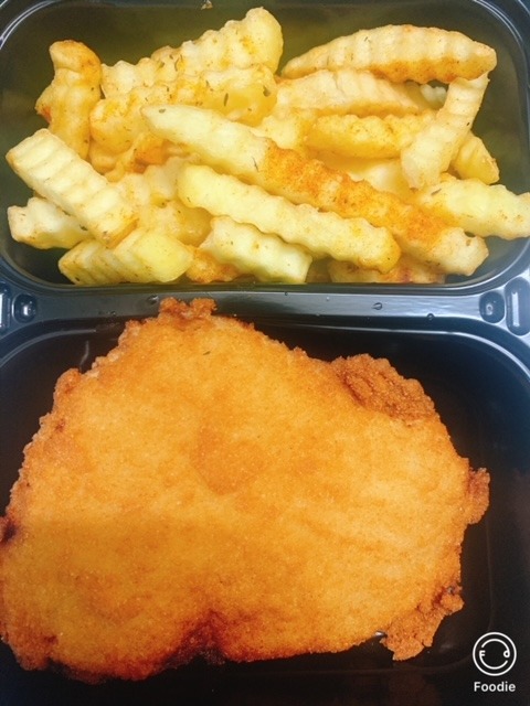 Snitel de porc pane cu cartofi prajiti si salata de varza 100/200/150 	