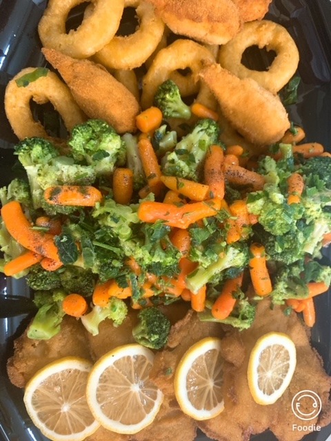 Platou cald varianta 5 - ( 4 buc file peste pane + 4 buc crab pane + 8 buc calamari pane + morcov/broccoli sote + sos iaurt cu usturoi ) 1600 gr   