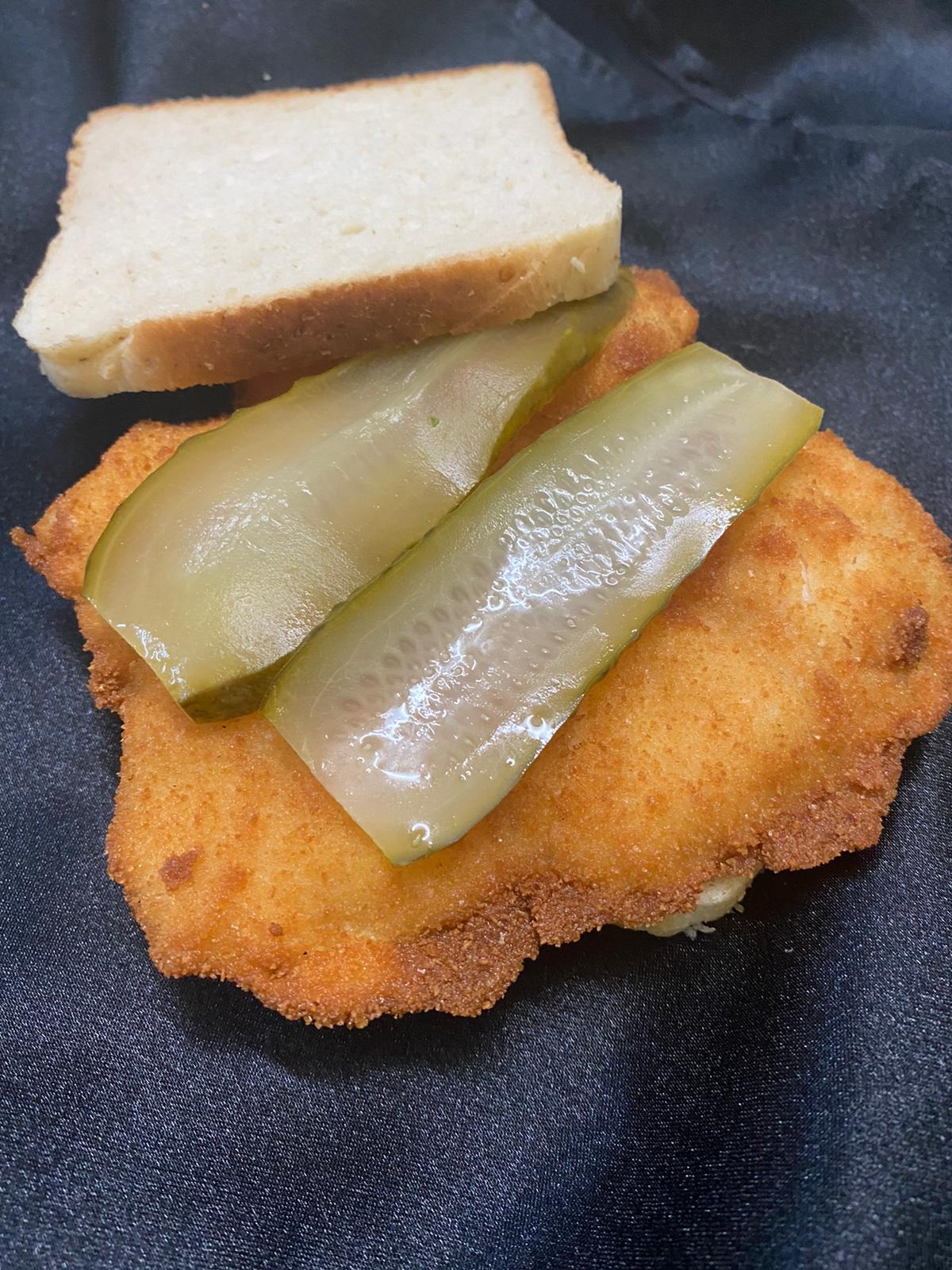 Sandwich cu snitel de pui – 130 gr Paine toast, snitel pui pane, maioneza, castraveciori murati 	