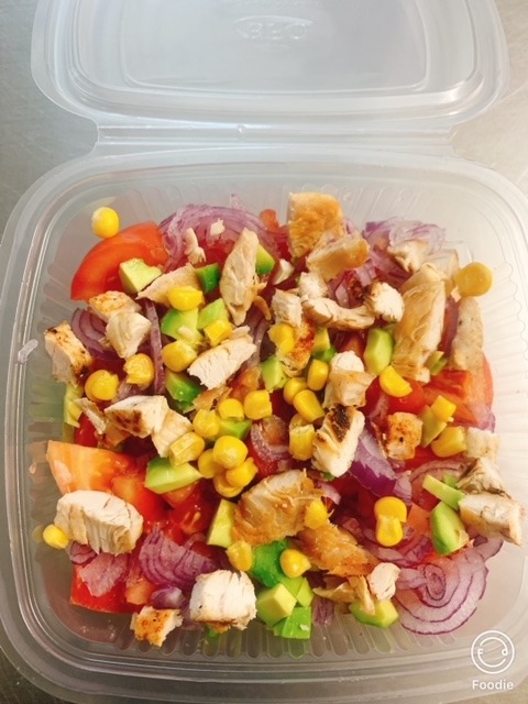 Salata cu pui si avocado - 400 gr 	- ( piept de pui, porumb , rosii, avocado, salata verde, ceapa rosie , ulei, sare, piper, dressing )