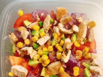 Salata cu pui si avocado - 400 gr 	- ( piept de pui, porumb , rosii, avocado, salata verde, ceapa rosie , ulei, sare, piper, dressing )