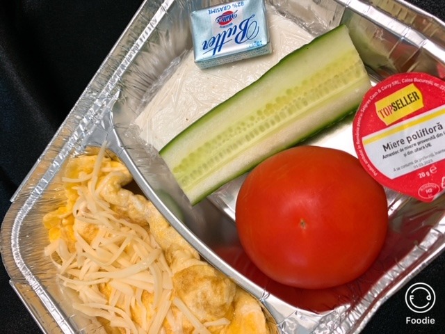 Mic dejun varianta 1 -  ( omleta cu cascaval 100 gr, branza telemea de vaca 30 gr , unt 20 gr, miere 20 gr, rosie 50 gr, castravete 30 gr, paine 30 gr) 