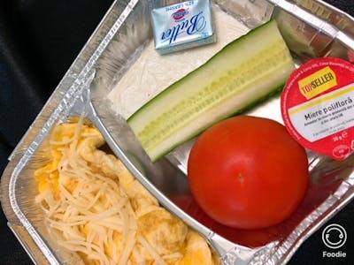 Mic dejun varianta 1 -  ( omleta cu cascaval 100 gr, branza telemea de vaca 30 gr , unt 20 gr, miere 20 gr, rosie 50 gr, castravete 30 gr, paine 30 gr)