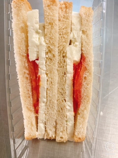 Sandwich cu branza si rosii – 100 gr									 Paine toast, branza telemea de vaca, rosii 